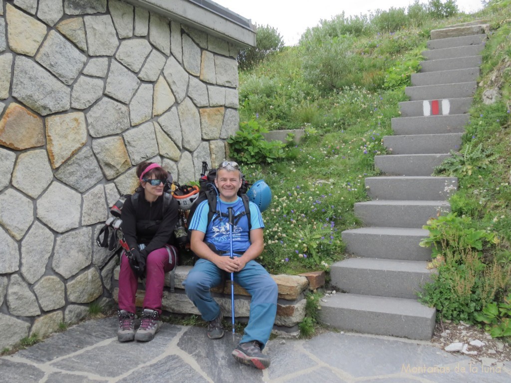 Olga y Luis en las escaleras de subida al Refugio, hotel Oberaar